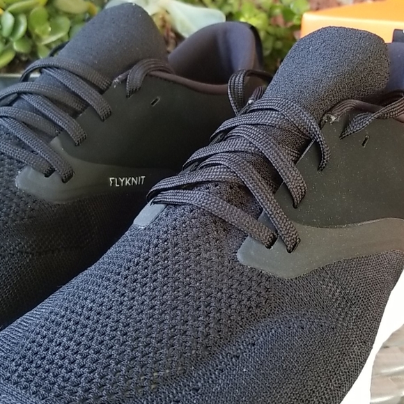 Odyssey React Flyknit Black / White Run / Walking - Picture 5 of 7